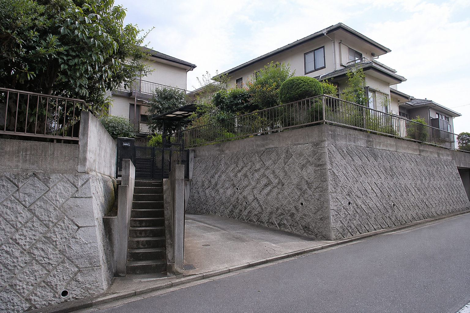 擁壁とがけ地に建つ邸宅——宅地造成等規制法が守る資産の安全性
