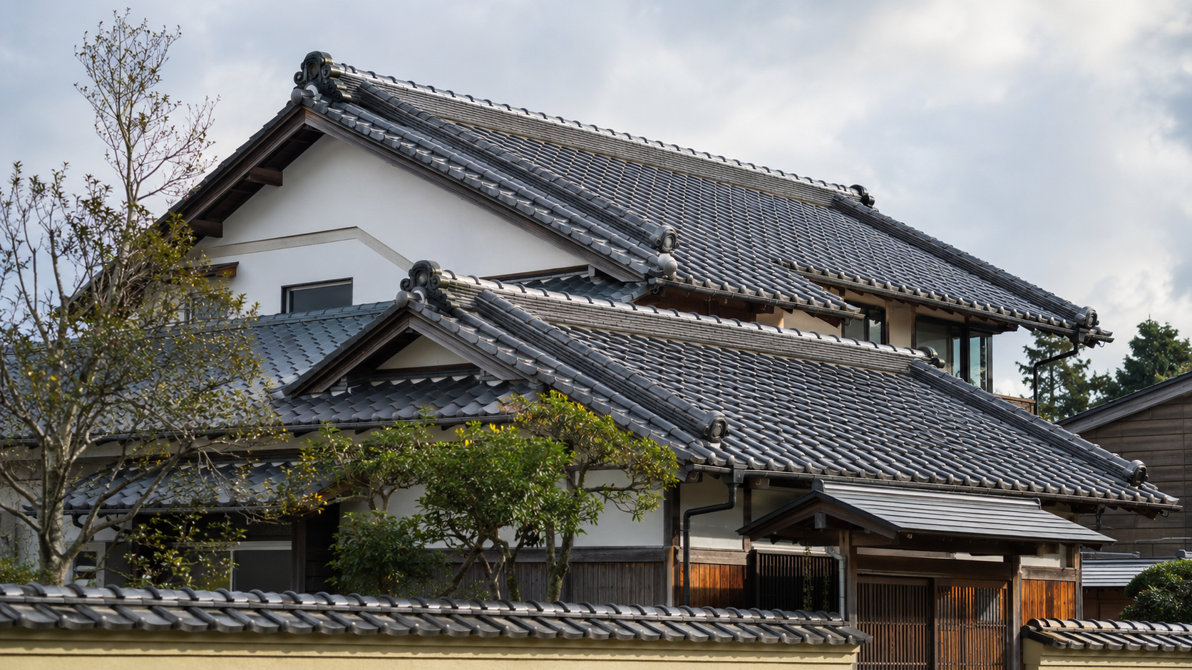 瓦という素材美——邸宅の屋根に刻む意匠と経年の風格